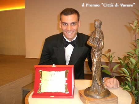 Davide Colombo e la
statuetta del Premio Città di Varese
